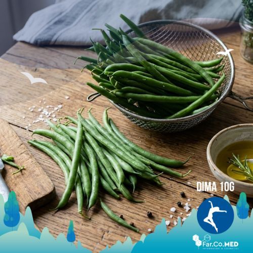 Fagiolini freschi pronti per la preparazione su un tavolo in legno rustico, con ingredienti sani come olio extravergine d'oliva e sale, ideali per includere i fagiolini nella dieta chetogenica come contorno low-carb.