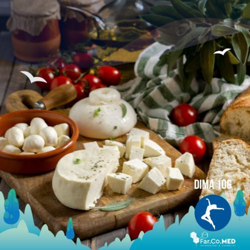 Vassoio rustico con mozzarella fresca, bocconcini e formaggi a pasta bianca, pomodorini e pane, simbolo di una dieta chetogenica che non sacrifica il sapore mediterraneo. Perfetto per mozzarella e dieta chetogenica.