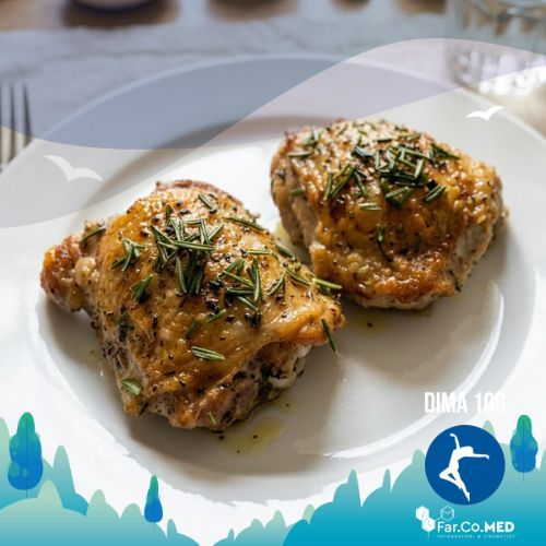 Primo piano macro di due sovraccosce di pollo dorate e condite con rosmarino fresco.