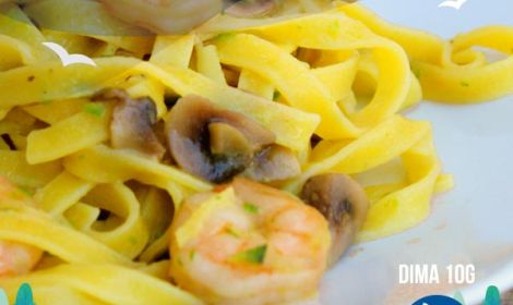 Spaghetti di zucchine con gamberetti e funghi