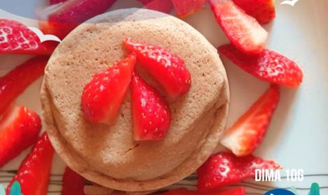 Mug cake proteica con fragole