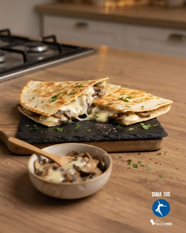 Composizione del Gratin di zucchine al forno con zucca gialla in una prospettiva dall alto con gli ingredienti usati per la preparazione sullo sfondo.