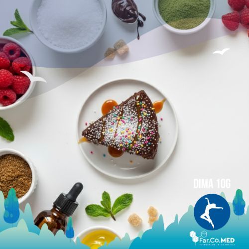 Composizione dall'alto con vari dolcificanti per dieta chetogenica (come stevia ed eritritolo in polvere e liquido), frutti di bosco freschi e una fetta di torta al cioccolato con zuccherini, su sfondo bianco. L'immagine mostra come i dolcificanti keto permettano di gustare il dolce senza compromettere la dieta.