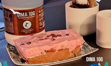 Plumcake chetogenico con fragole e mirtilli