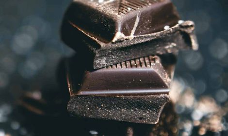 Quanto cioccolato fondente puoi mangiare al giorno nella dieta chetogenica?