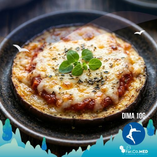 Un'immagine macro ravvicinata e dettagliata in formato quadrato mostra una singola pizzetta di melanzana appena preparata, con formaggio fuso e basilico, servita su un piatto rustico. Raffigura la ricetta chetogenica delle pizzette di melanzane.