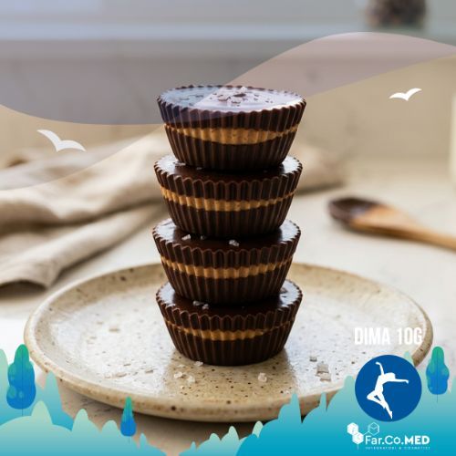Quattro cup chocolate peanut butter senza pirottini impilati scenograficamente su un piatto.