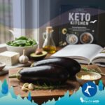 Due melanzane chetogeniche fresche adagiate su un tagliere di legno, affiancate da aglio, rosmarino e sale grosso. Sullo sfondo sfocato si intravedono ingredienti keto come spinaci, avocado, feta, olio d'oliva e un libro di ricette "Keto Kitchen", con una finestra luminosa che illumina la scena.