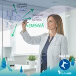Medico che illustra sulla lavagna la formula biochimica dei chetoni nelle urine e lo switch metabolico verso la produzione di energia durante la chetosi.