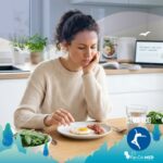Esempio visivo di dieta chetogenica attacchi di fame: porzione piccola di uova e bacon vs grandi ciotole di spinaci volumizzanti.